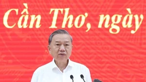 Le secrétaire général du Parti To Lam lors de la séance de travail avec les dirigeants de la ville de Can Tho et des provinces de Soc Trang et Hau Giang. Photo : VNA.