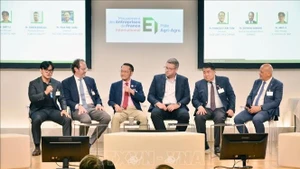 Des représentants d'entreprises discutent des opprtunités d'affaires. Photo : VNA.