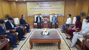 Le Quoc Minh, membre du Comité central du Parti, rédacteur en chef du Journal Nhân Dân et président de l'Association des journalistes vietnamiens, accueille la délégation de l'Association des journalistes du Laos. 