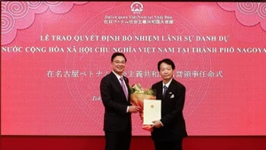 L’ambassadeur du Vietnam au Japon, Pham Quang Hieu (à gauche), et le professeur et docteur Natsume Nagato. Photo : VNA.