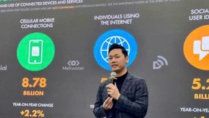 Tran Van Trong, secrétaire général de l’Association vietnamienne du commerce électronique (Vecom) s'exprime lors de l'événement. Photo : Baodautu.