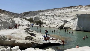 Plage de Sarakiniko sur l’île de Milos, en mer Égée, en Grèce. Photo : Greeka.