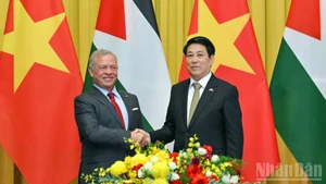 Le président vietnamien Luong Cuong (à droite) et le roi Abdallah II Ibn Al-Hussein de Jordanie, à Hanoï, le 12 novembre. Photo : NDEL.
