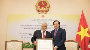Le vice-ministre de la Culture, des Sports et du Tourisme Ta Quang Dong remet l’insigne « Pour la cause de la Culture, des Sports et du Tourisme » à l’ambassadeur du Venezuela Jorge Rondon Uzcategui, à l’occasion de la fin de son mandat. Photo : Ministère de la Culture, des Sports et du Tourisme.