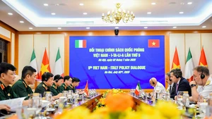 Le général de corps d’armée Hoang Xuan Chien, vice-ministre de la Défense du Vietnam, et Matteo Perego di Cremnago, secrétaire d’État à la Défense de l’Italie, coprésident le 5e Dialogue sur la politique de défense Vietnam–Italie. Photo : baoquocte.