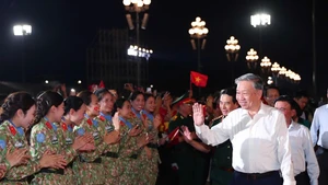 Le secrétaire général du Parti communiste du Vietnam To Lam, secrétaire de la Commission militaire centrale assiste à l’événement à Hanoï. Photo : VNA.