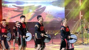 Des troupes de gong de différentes localités de la province de Lam Dong se produisent lors de la Nuit des gongs d’Asie du Sud-Est 2025. Photo : VNA.