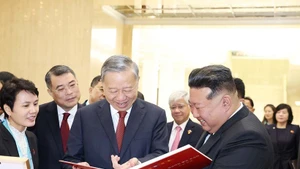 Le secrétaire général du PCV, Tô Lâm remet au secrétaire général du Parti du Travail de Corée et président de la Commission des affaires d’État de la RPDC, Kim Jong Un, un livre photo intitulé « Vietnam – République populaire démocratique de Corée : une amitié empreinte de chaleur ». Photo : VNA.