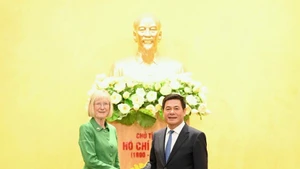 Le ministre de l’Industrie et du Commerce, Nguyen Hong Dien, et Mme Gillian Bird, nouvelle ambassadrice d’Australie. Photo : NDEL.