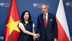 La vice-ministre vietnamienne des AE Le Thi Thu Hang et le secrétaire d'État au ministère polonais des AE, Władysław Teofil Bartoszewski. Photo : Ministère vietnamien des AE.