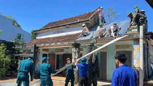 La force de choc de la commune de Tay Ho (Da Nang) aide les gens à réparer les maisons dont les toits sont endommagés. Photo : VGP.