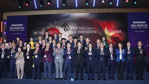 Le président Luong Cuong et les délégués à la “Journée du Vietnam”. Photo : Lam Khanh/VNA.