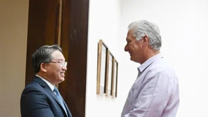Nguyen Hai Ninh, ministre vietnamien de la Justice rencontre Miguel Mario Díaz-Canel Bermúdez, Premier secrétaire et président de Cuba. Photo : Journal Phap Luat.