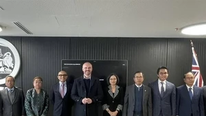 L'ambassadeur du Vietnam en Australie, Pham Hung Tam (troisième à partir de la droite), lors d'une séance de travail avec le ministre en chef du Territoire de la capitale australienne, Andrew Barr. Photo : VNA.
