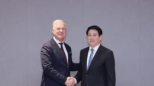 Le président de la République, Luong Cuong (droite), et le secrétaire général de la Chambre de commerce internationale (ICC), John Denton. Photo : VNA.