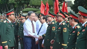 Le secrétaire général To Lam, secrétaire de la Commission militaire centrale, et les responsables du Corps d’armée 12. Photo : NDEL.