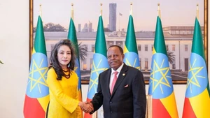 L'ambassadrice du Vietnam en Tanzanie et en Éthiopie, Vu Thanh Huyen, et le président d'Éthiopie, Taye Atske Selassie. Photo : NDEL.