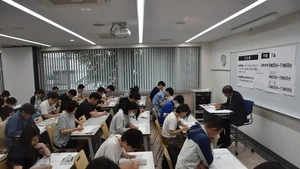 Les candidats de niveau élémentaire se concentrent sur l’épreuve de compréhension orale dans la salle d’examen. Photo : VNA.