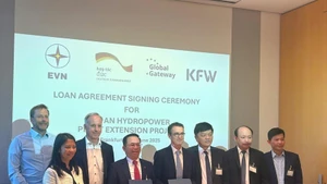 Les représentants de la direction du Groupe Électricité du Vietnam (EVN) et de la Banque allemande de développement (KfW) concluent l’accord de prêt. Photo : EVN.