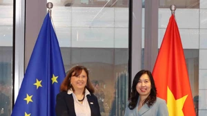 La vice-ministre vietnamienne des Affaires étrangères, Le Thi Thu Hang (droite) et la directrice générale par intérim pour l’Asie et le Pacifique au Service européen pour l’action extérieure (SEAE), Paola Pampaloni. Photo : VNA.
