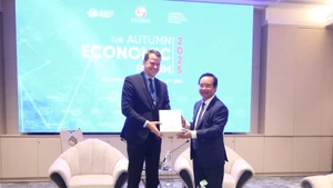Le président du Comité populaire de Hô Chi Minh-Ville, Nguyên Van Duoc (droite), et Stephan Mergenthaler, directeur exécutif du Forum économique mondial (WEF). Photo : VNA.