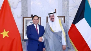 Le Premier ministre Pham Minh Chinh (à gauche) et son homologue du Koweït, Sheikh Ahmad Abdullah Al-Ahmad Al Sabah. Photo : VNA.