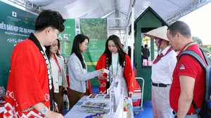 Des délégués visitent un stand de l'exposition locale Vietnam–Japon. Photo : VNA.