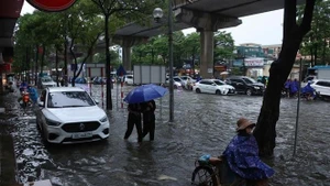 De fortes pluies provoquent les inondations à Hanoi. Photo : VNA.