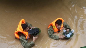 Les forces compétentes de la province de Cao Bang apportent leur soutien à la population lors des intempéries. Photo : VNA.