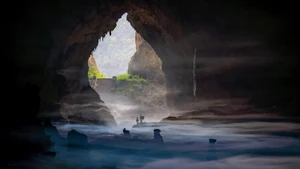 Le plateau calcaire de Dong Van est célèbre pour ses chaînes de montagnes dentelées, à la fois aiguës, arides et majestueuses. Pourtant, peu de gens savent qu’ici se cache une grotte féerique au nom évocateur et poétique, la grotte de Hang May. Photo : Ngoc Vu.