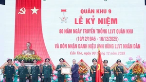Le secrétaire général du Parti To Lam remet le titre de « Héros des Forces armées populaires » à la force armée de la Zone militaire 9. Photo : VNA.