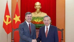 Le secrétaire général du PCV To Lam (droite) et le directeur de la RANEPA, Alexey Komissarov. Photo : VNA.