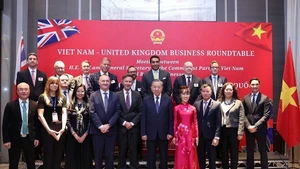 Le secrétaire général du Parti communiste du Vietnam, To Lam, lors de la rencontre avec des entreprises britanniques, le 30 octobre (heure locale) à Londres. Photo : VNA.