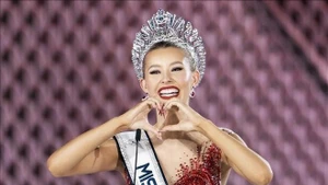 Le sacre de l’Américaine Yolina Lindquist, Miss Cosmo 2025. Photo : VNA.