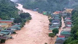 Le niveau des eaux de crue de la rivière Nam Mo, qui traverse la commune de Muong Xen, province de Nghe An, reste très élevé. Photo : VNA.