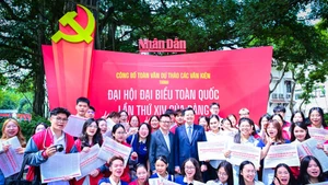 Le Journal Nhân Dân recueille des avis sur les projets de documents du XIVe Congrès national du Parti