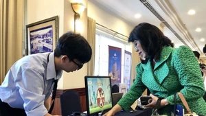 Des entreprises touristiques présentent des produits et services technologiques lors d’un événement de promotion du tourisme 2025-2030. Photo : VNA.