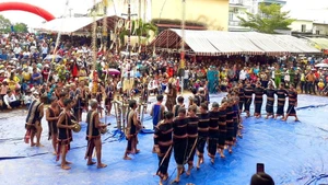 La troupe de gongs de la commune d’Ia Krel interprète une danse rituelle en l’honneur de la nouvelle récolte. Photo : baovanhoa.