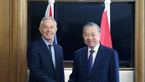 Le secrétaire général du Parti communiste vietnamien (PCV) To Lam (droite) et l'ancien Premier ministre britannique Tony Blair. Photo : VNA.