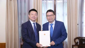 Le directeur du Département consulaire du ministère vietnamien des Affaires étrangères, Doan Hoang Minh, remet l’exequatur à Tang Li, nouveau consul général de Chine à Ho Chi Minh-Ville. Photo : Thanh Long/Baoquocte.