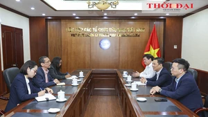 Dong Huy Cuong, vice-président de l’Union des organisations d’amitié du Vietnam, rencontre la délégation de l’Institut Simón Bolívar pour la paix et la solidarité entre les peuples (ISB). Photo : Thoi dai.