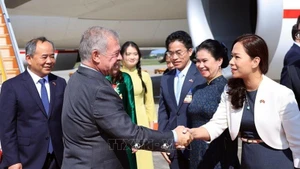 Le roi du Royaume hachémite de Jordanie, Abdallah II Ibn Al Hussein est arrivé l’après-midi du 12 novembre à Hanoï pour entamer une visite officielle au Vietnam. Photo : VNA.