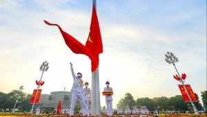 Une cérémonie de lever du drapeau sur la place Ba Dinh. Photo : VNA.