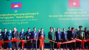 La cérémonie d’inauguration du poste-frontière international Tan Nam (province de Tay Ninh, Vietnam) – Meun Chey (province de Prey Veng, Cambodge). Photo : VNA.