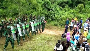 Scène de l’exercice conjoint de protection frontalière entre le Vietnam et le Laos. Photo : VNA.