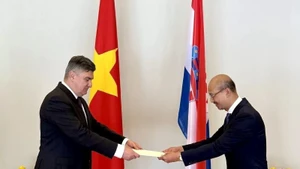 L'ambassadeur du Vietnam en Croatie, Bui Le Thai, présente les lettres de créance du président de la République socialiste du Vietnam Luong Cuong au président de la République de Croatie, Zoran Milanovic. Photo : Ambassade du Vietnam en Croatie.