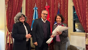 L’ambassadrice vietnamienne en Argentine, Ngo Minh Nguyet et l’ambassadeur de Cuba, Pedro Pablo Prada. Photo : Baoquocte.