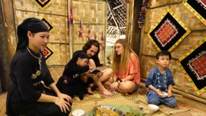 Des femmes Tay présentent la gastronomie et la culture traditionnelle aux visiteurs internationaux à Thai Nguyen. Photo : Baodautu.