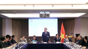 Le secrétaire général du PCV To Lam rencontre les membres du Réseau vietnamien de l’innovation en République de Corée ainsi que des experts et entrepreneurs vietnamiens installés dans ce pays. Photo : VNA.