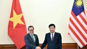 Le vice-ministre vietnamien des Affaires étrangères, Nguyen Manh Cuong (droite), et le secrétaire général adjoint du ministère malaisien des Affaires étrangères, Dato' Ahmad Rozian Abd Ghani. Photo: VNA.